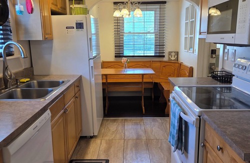 Vermilion House | Charming Coastal Cape Cod - Near Beach and Historic Downtown Vermilion