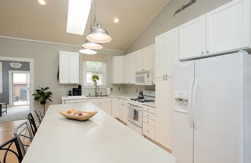 New Buffalo Cottage | Charming cottage 2blks to town, walking distance to beach & restaurants, hot tub