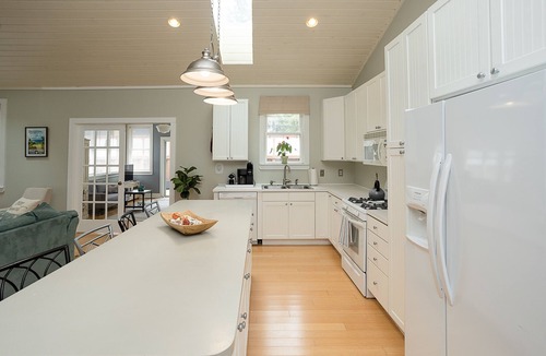New Buffalo Cottage | Charming cottage 2blks to town, walking distance to beach & restaurants, hot tub