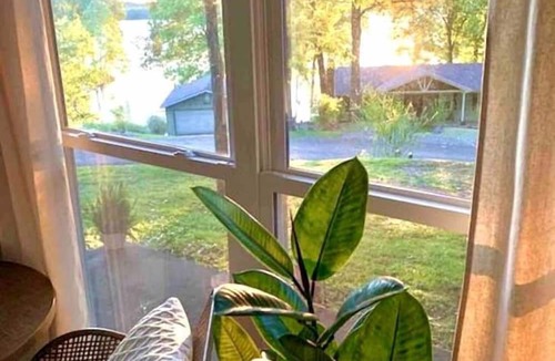 Cadiz Cottage | Charming Cottage with Fire Pit and Barbecue in Cadiz, Kentucky
