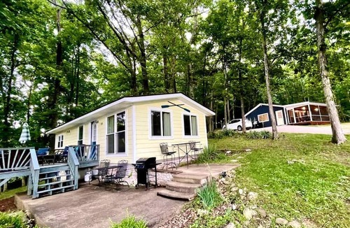 Cadiz Cottage | Charming Cottage with Fire Pit and Barbecue in Cadiz, Kentucky