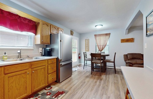 Andersonville House | Charming Dog Friendly Home, Sleeps 6, Deck, Grill
