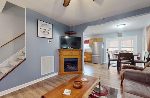 Andersonville House | Charming Dog Friendly Home, Sleeps 6, Deck, Grill