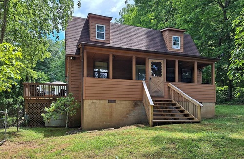 Andersonville House | Charming Dog Friendly Home, Sleeps 6, Deck, Grill