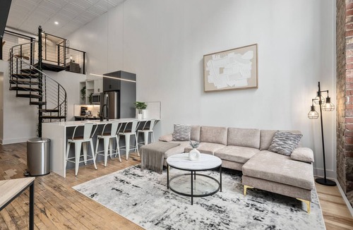 Central City Apartment | Charming DT Apartment Loft l Parking+Rooftop+Gym! Sleeps 4