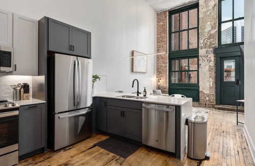 Central City Apartment | Charming DT Apartment Loft l Parking+Rooftop+Gym! Sleeps 4