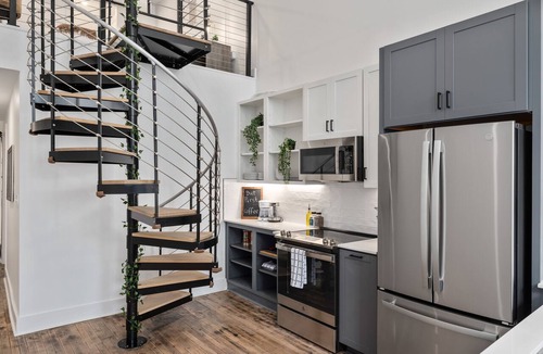 Central City Apartment | Charming DT Apartment Loft l Parking+Rooftop+Gym! Sleeps 4