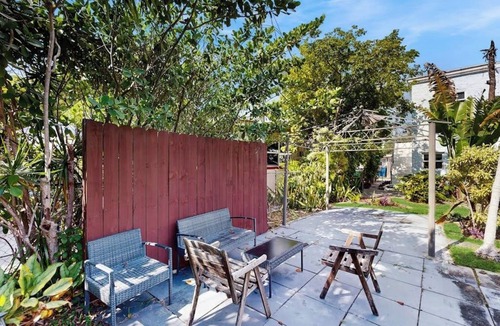 Parkside House | Charming duplex with enclosed yard, fast WiFi, full kitchen, & W/D