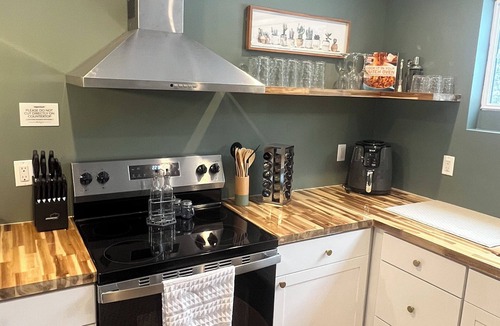 Charlottesville Cottage | Charming Eastham Guesthouse