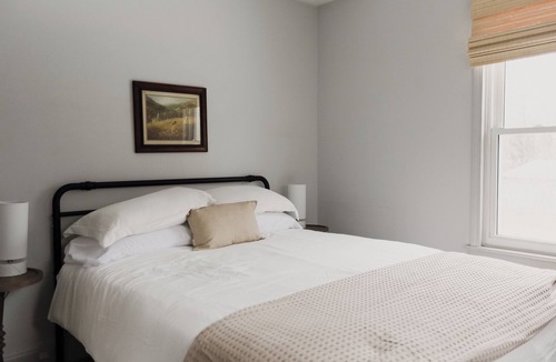 Drayton Plains House | Charming Farmhouse Retreat; 3BR Sleeps 6; Near Pine Knob Theatre