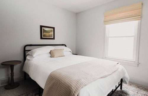 Drayton Plains House | Charming Farmhouse Retreat; 3BR Sleeps 6; Near Pine Knob Theatre