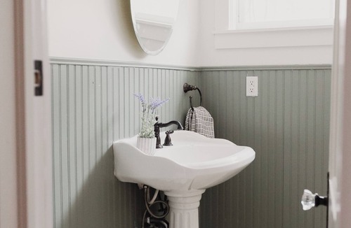 Drayton Plains House | Charming Farmhouse Retreat; 3BR Sleeps 6; Near Pine Knob Theatre