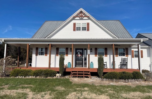 Strawberry Plains House | Charming Farmhouse Retreat in welcoming Strawberry Plains