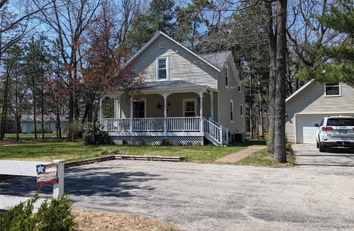 Montague House | Charming Farmhouse Cottage near Lake