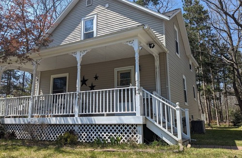 Montague House | Charming Farmhouse Cottage near Lake