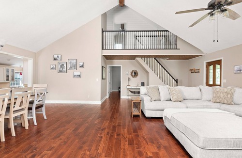 Greenbrier House | Charming Farmhouse Getaway – Peaceful Country Escape with Modern Comforts!