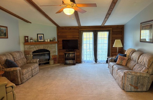 Golconda House | Charming farmhouse with AC in Shawnee National Forest- 3 bedrooms