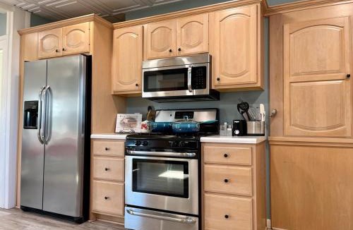 Singers Glen House | Charming Farmhouse w King Bed Hot Tub & EV Charger
