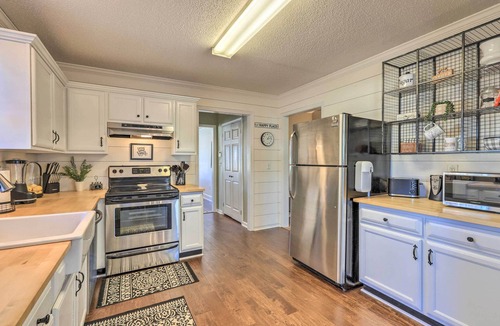 Newnan House | Charming Getaway w/Grill: 2 Mi to Newnan Square!