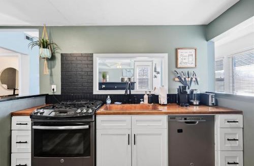 Beechmont House | Charming Historic Foursquare Home 4BR Backyard