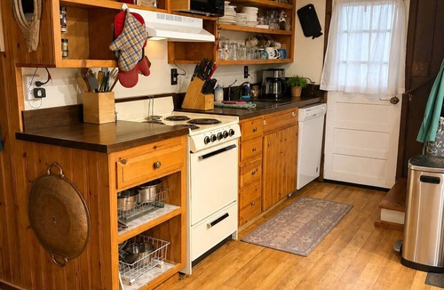 Franklin Cabin | Charming & Historical 3-bedroom cabin in marvelous Franklin with AC, fast WiFi