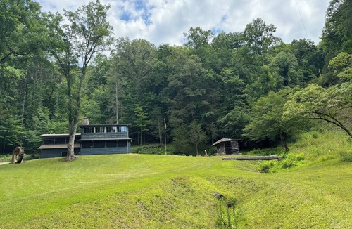 Franklin Cabin | Charming & Historical 3-bedroom cabin in marvelous Franklin with AC, fast WiFi