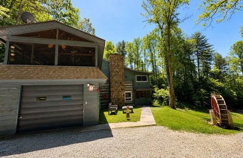 Franklin Cabin | Charming & Historical 3-bedroom cabin in marvelous Franklin with AC, fast WiFi