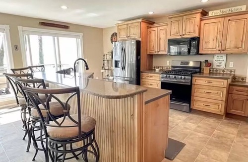 Hubbard Lake House | Charming Lake Front Cabin - 3-bedroom house with AC, WiFi in serene Hubbard Lake