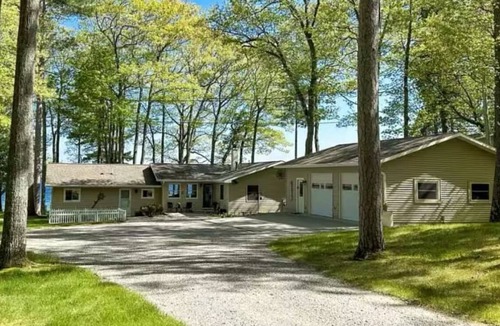 Hubbard Lake House | Charming Lake Front Cabin - 3-bedroom house with AC, WiFi in serene Hubbard Lake
