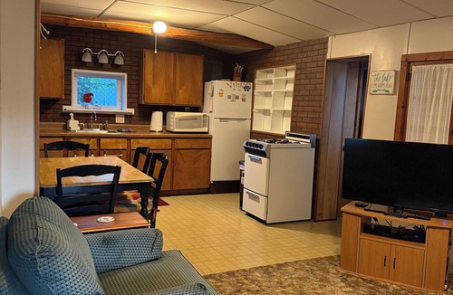 Prudenville Cabin | Charming little lake escape! Five-minute walk to the beach!