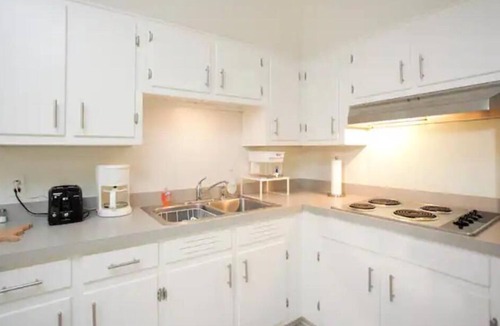 Vollintine-Evergreen Apartment | Charming Mid-Century Apartment in Midtown