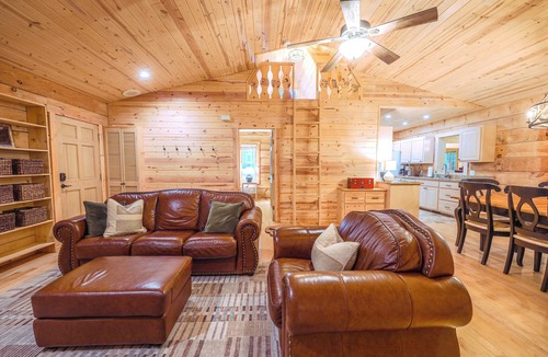 Highlands Cabin | Charming Mountain Cabin. 10 min to Highlands/Cashiers. Great WiFi & EV Charger!