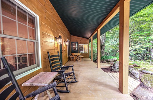 Highlands Cabin | Charming Mountain Cabin. 10 min to Highlands/Cashiers. Great WiFi & EV Charger!