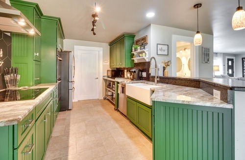 Mountain Home House | Charming Mountain Home Retreat: Walk to Marina!