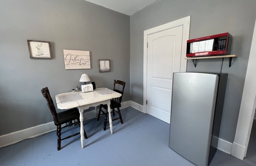 Bedford Apartment | Charming newly remodeled 1890’s, 3bd, 1Ba Downtown Bedford Loft