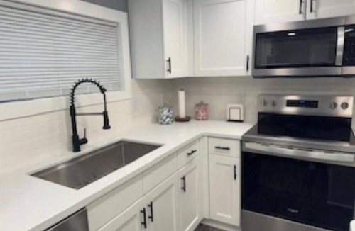Taylorville House | Charming Oasis 2-bedroom house with AC, WiFi in small town Taylorville