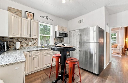 Forest Park Apartment | Charming One Bed with Office near Chicago