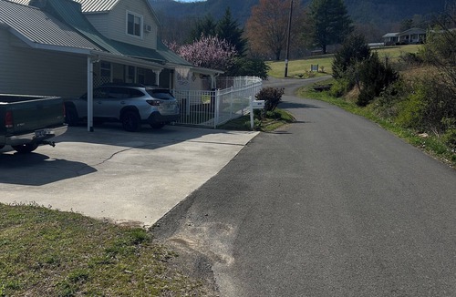 Newport Cabin | Charming one bedroom studio apartment , Nearby shopping/restaurants, Pets ok