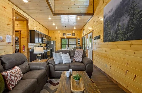 Pigeon Forge Ski Chalet | Charming Pet Friendly 3 Bedroom Chalet in Pigeon Forge with heated pool