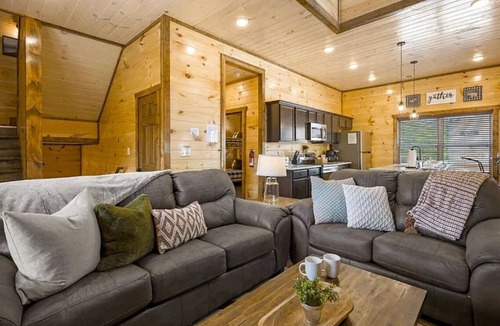 Pigeon Forge Ski Chalet | Charming Pet Friendly 3 Bedroom Chalet in Pigeon Forge with heated pool