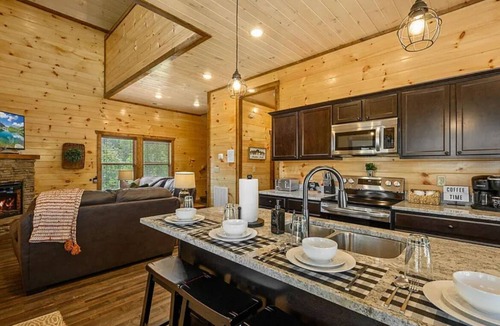 Pigeon Forge Ski Chalet | Charming Pet Friendly 3 Bedroom Chalet in Pigeon Forge with heated pool