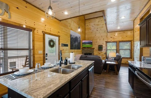 Pigeon Forge Ski Chalet | Charming Pet Friendly 3 Bedroom Chalet in Pigeon Forge with heated pool