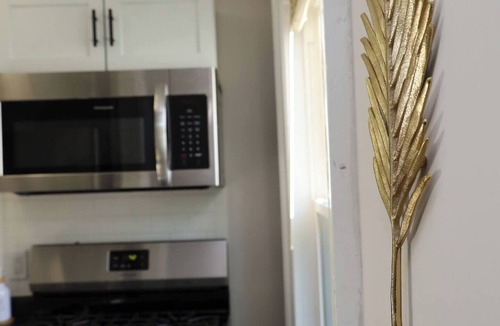 South Bend House | Charming Retreat on Quiet Street, close to Notre Dame and DTSB