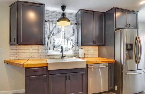 Fry's Spring Cottage | Charming Retreat in Charlottesville w/Deck!