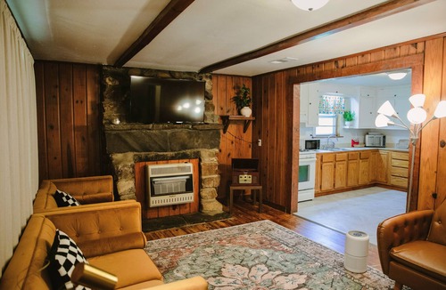 Mena House | Charming Retro 2-bedroom house with AC, Fully Stocked Kitchen, Firepit, Laundry