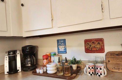 Mena House | Charming Retro 2-bedroom house with AC, Fully Stocked Kitchen, Firepit, Laundry