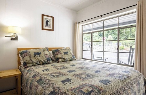 Cherokee Hotel | Charming Room Near Wild Water Rafting & Great Smoky Mountain Trails – 15 Min