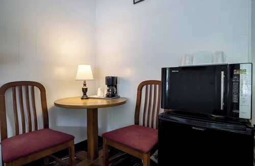 Cherokee Hotel | Charming Room Near Wild Water Rafting & Great Smoky Mountain Trails – 15 Min
