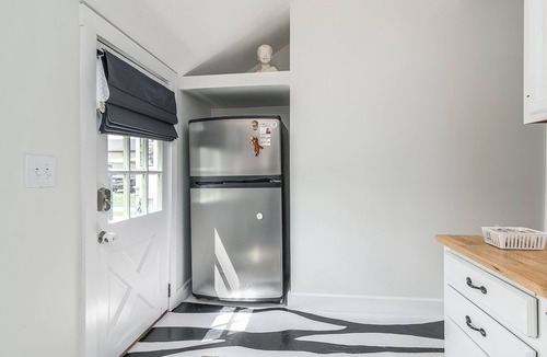 New Albany House | Charming shotgun nestled in historic mansion row.