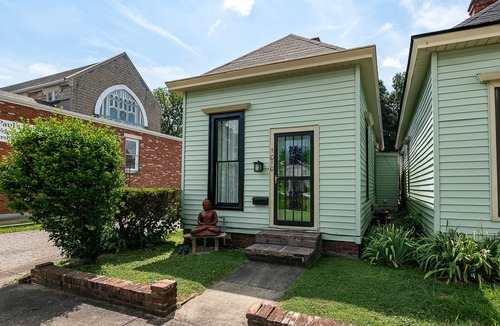 New Albany House | Charming shotgun nestled in historic mansion row.